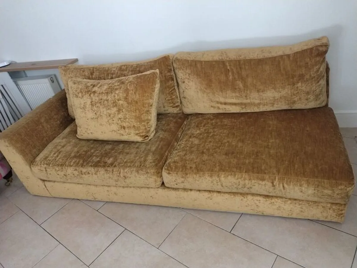 Gold velvet sofa - Image 2