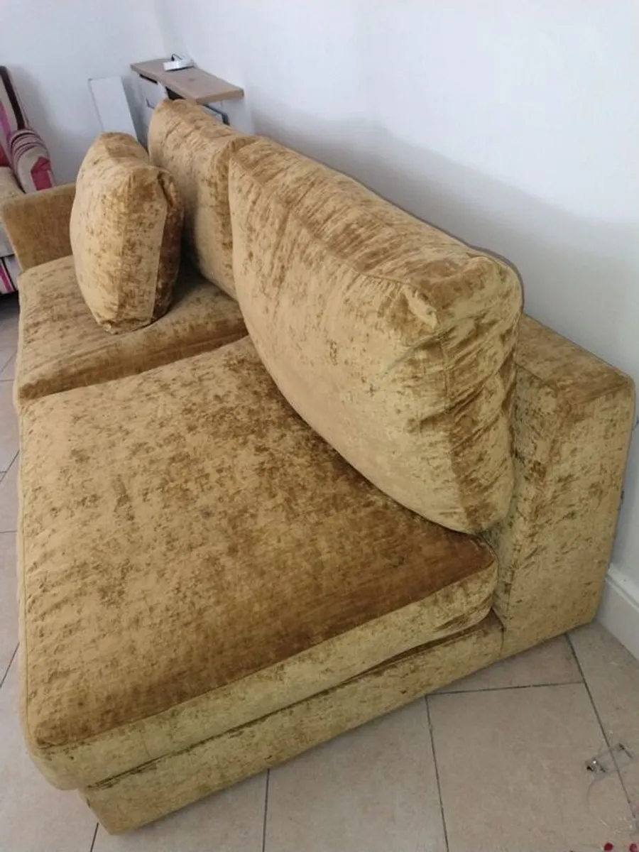 Gold velvet sofa - Image 3