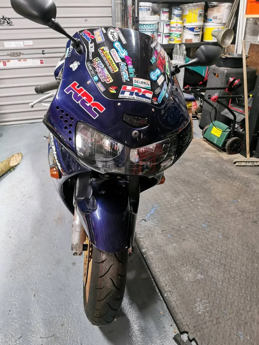 CBR 900RR - Image 1