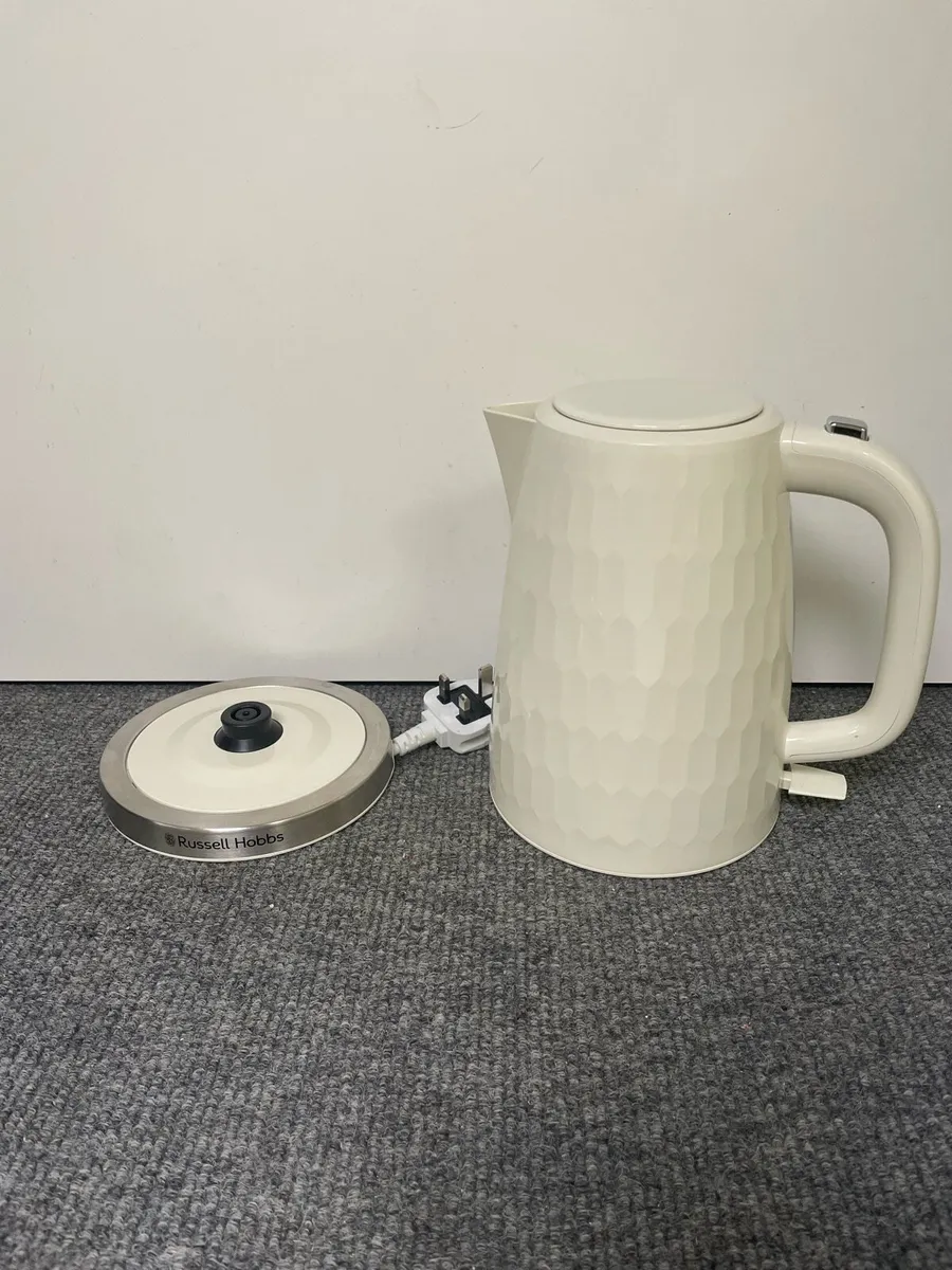Russel Hobbs Kettle 26052 - Honeycomb Cream - Image 1