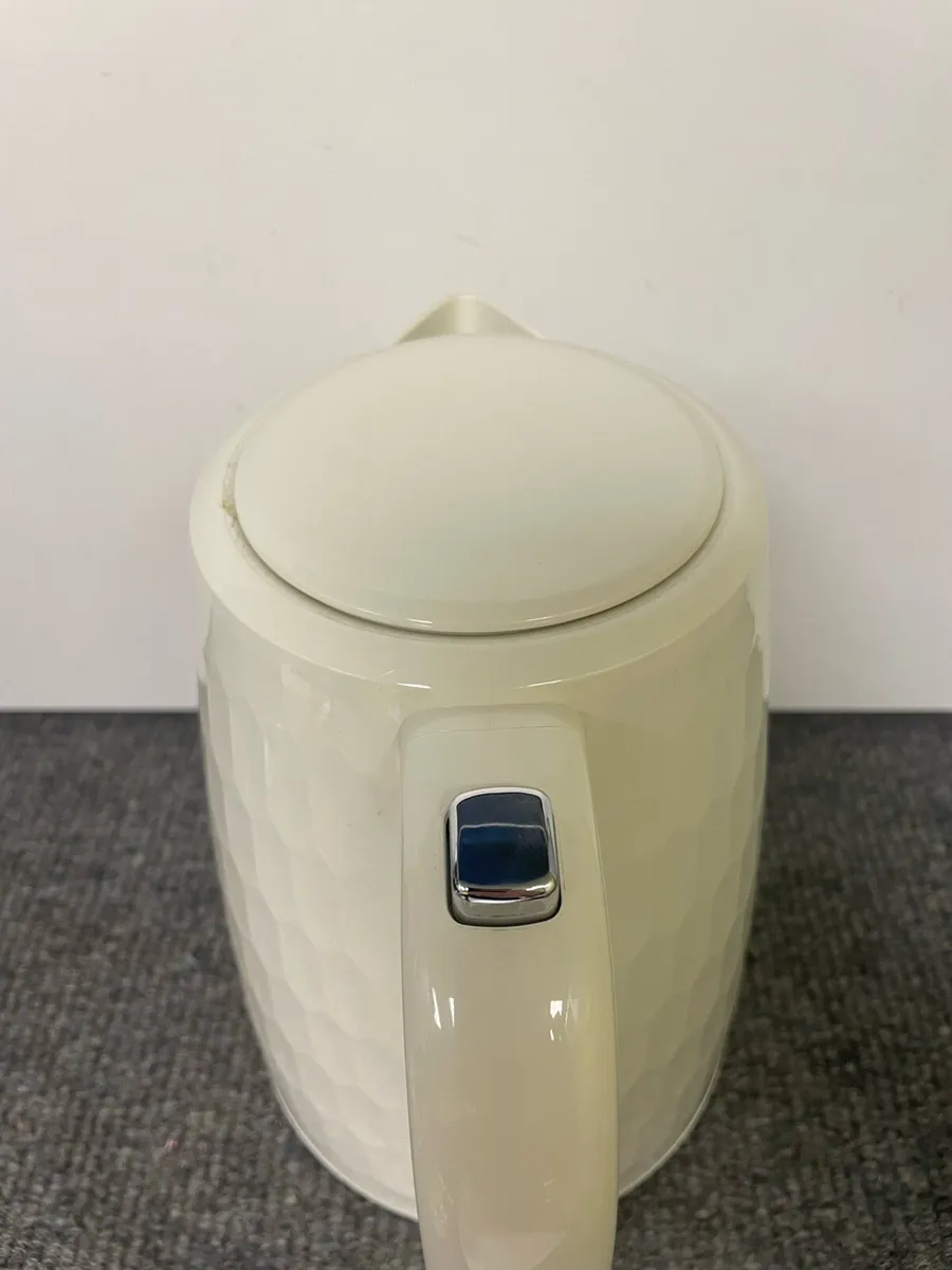 Russel Hobbs Kettle 26052 - Honeycomb Cream - Image 3
