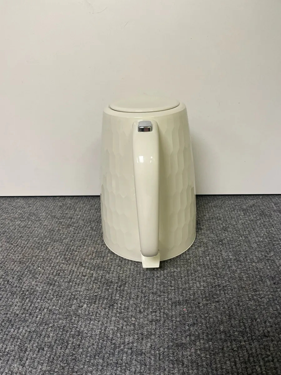 Russel Hobbs Kettle 26052 - Honeycomb Cream - Image 2