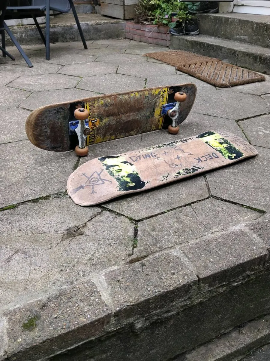 FREE RIOT Skateboard + old deck - Image 2