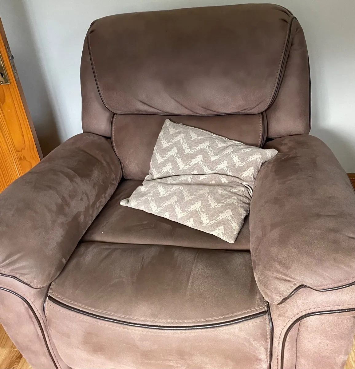 Beige recliner suede effect suite of furniture - Image 3