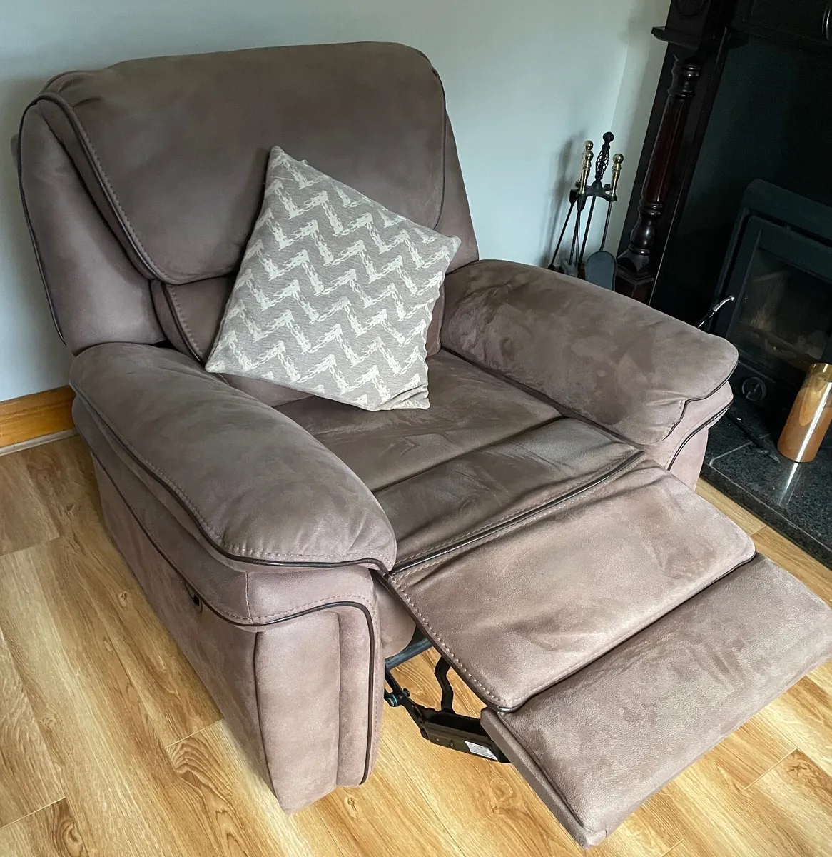 Beige recliner suede effect suite of furniture - Image 4