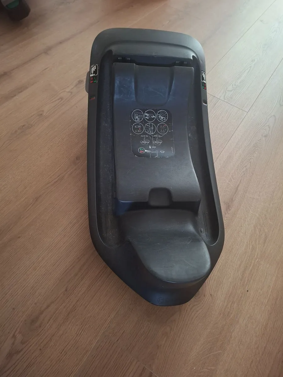Isofix base and aton car seat - Image 1