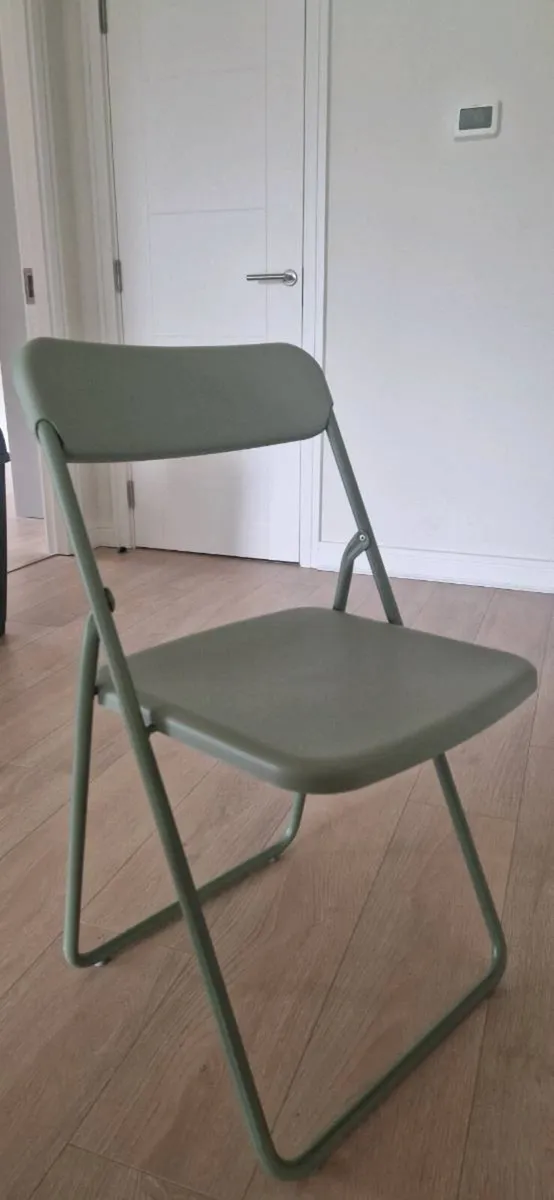 A table with 2 chairs - Image 3