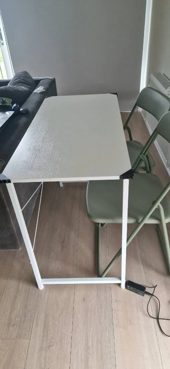 A table with 2 chairs - Image 1