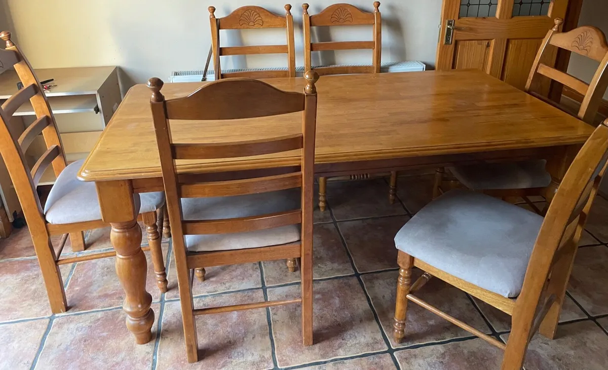 Table and chairs - Image 1