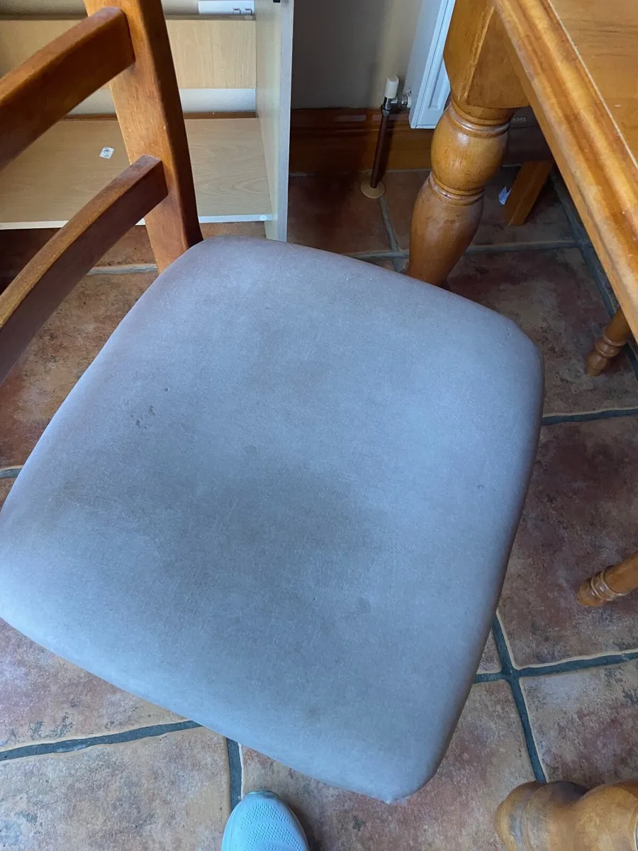 Table and chairs - Image 2