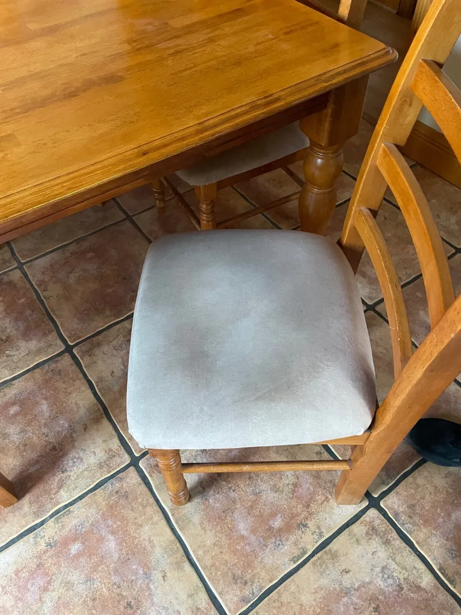 Table and chairs - Image 3