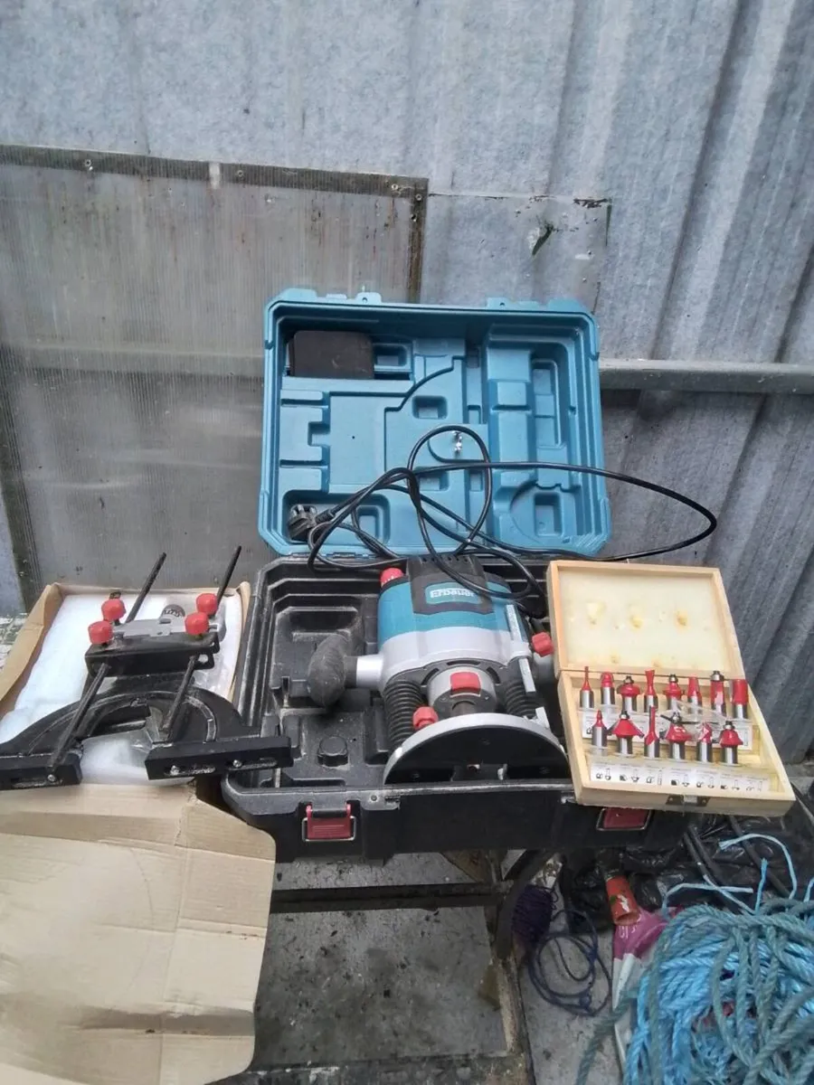 Ebaur 1/2 Router with bits.