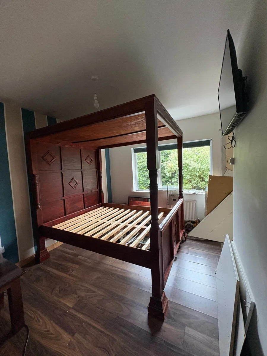 Four poster bed - Image 1