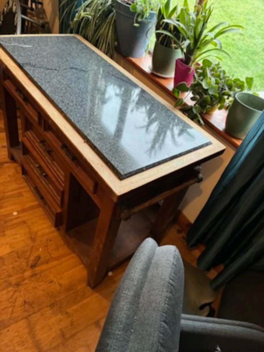 Kitchen island - Image 1