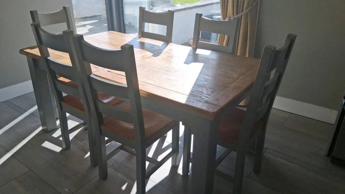 Table and 6 chairs - Image 1