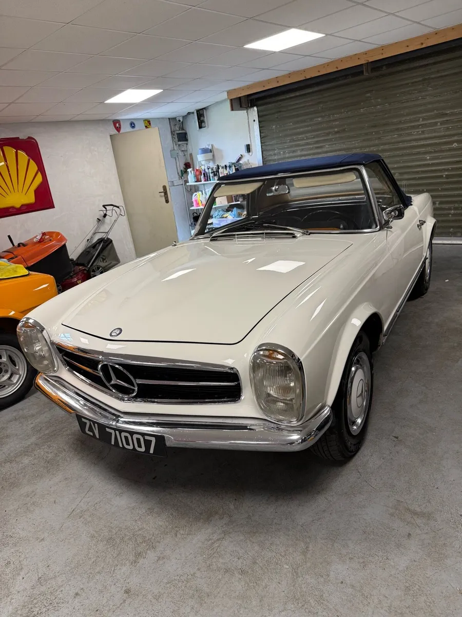 Vintage car - Image 1