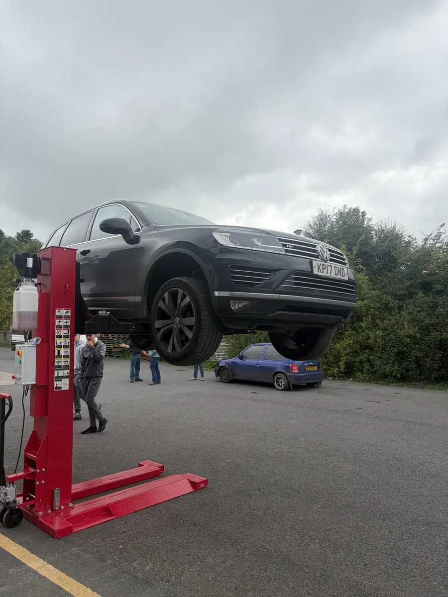 Single post car lifts brand new Pacini brand - Image 4
