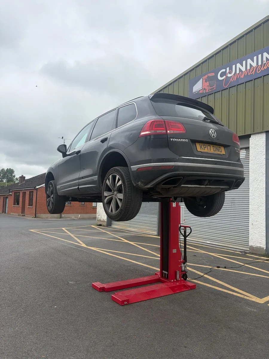 Single post car lifts brand new Pacini brand - Image 1