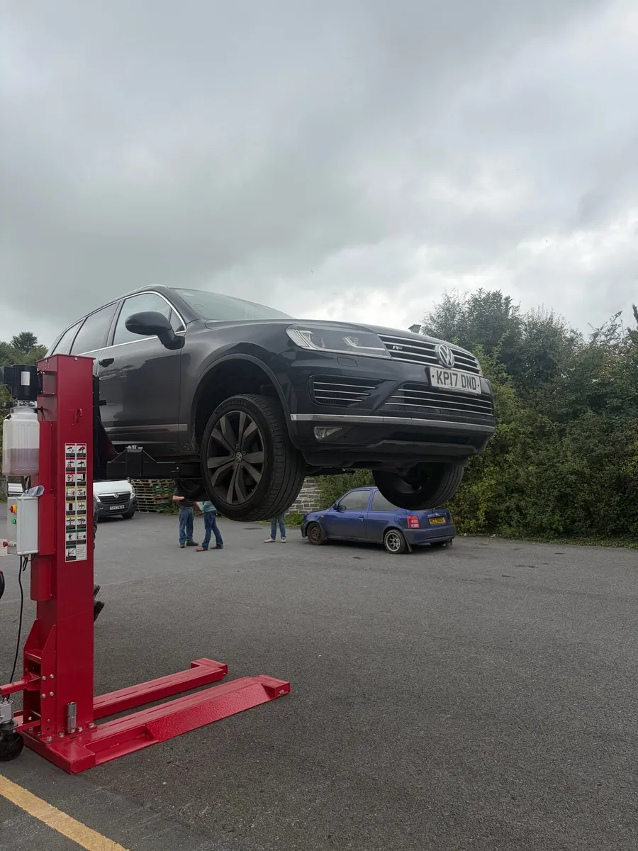 Single post car lifts brand new Pacini brand - Image 3