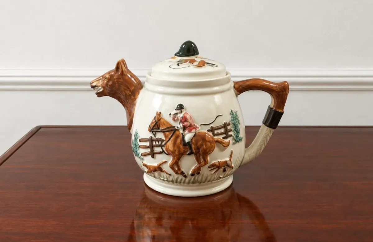 Vintage Horse and Hound Teapot - Image 1