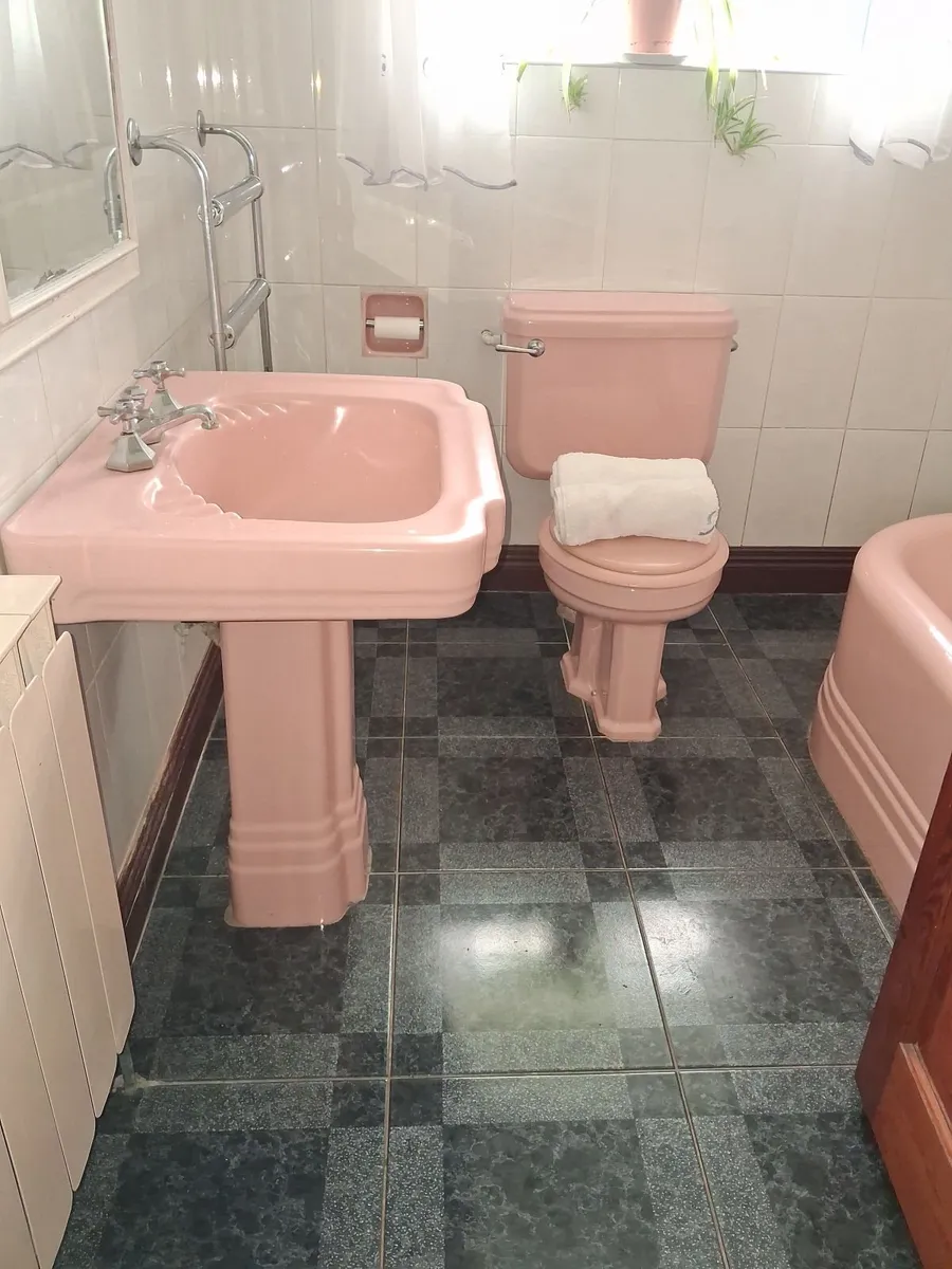 Bathroom suite 1950's - Image 1