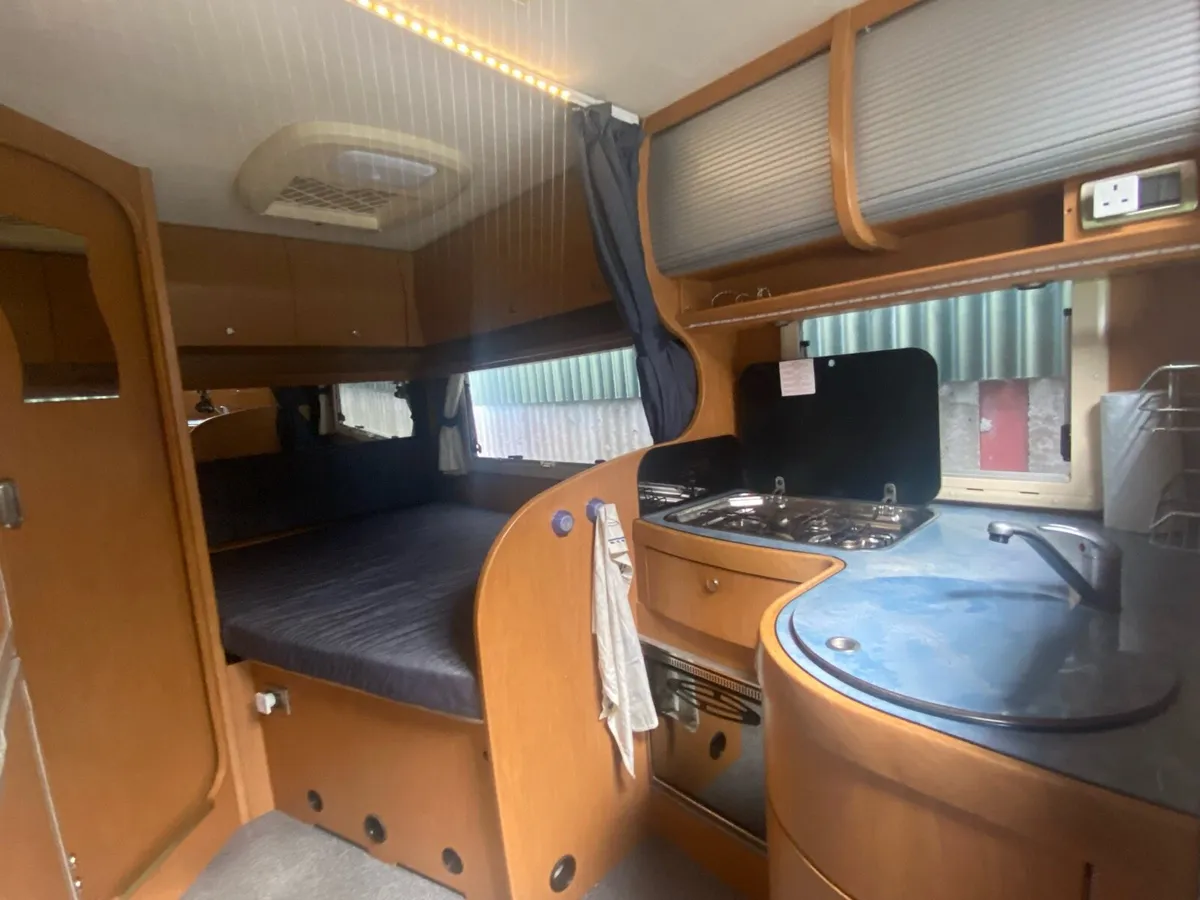 2005 LAIKA R660 LOW-PROFILE 4 BERTH - Image 4