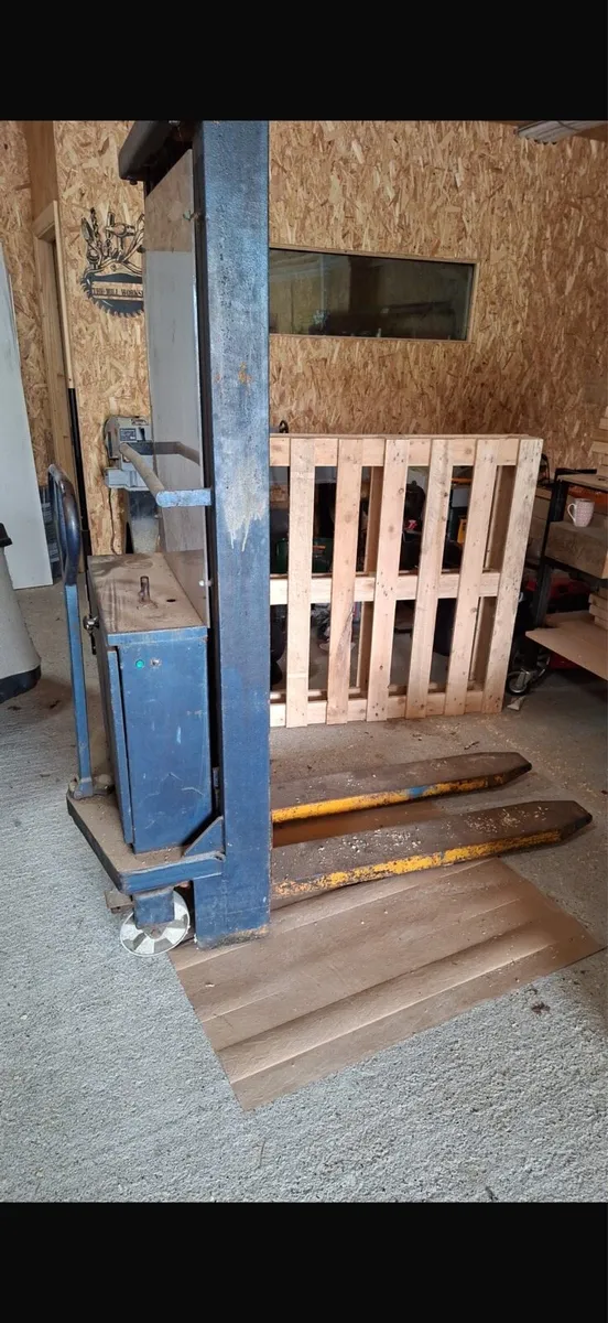 Electric fork lift - Image 2