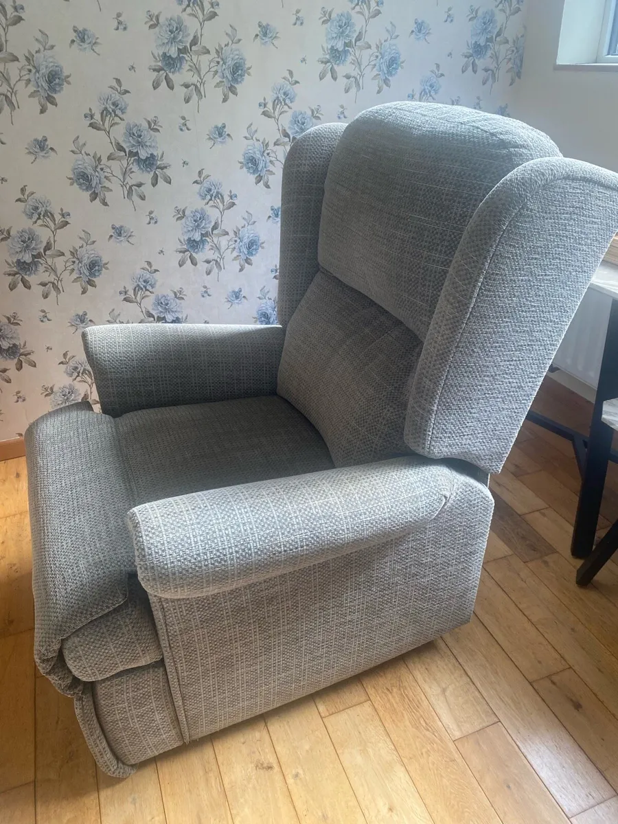 Sherborne Dual Motor Rise & Recline Chair - Image 3