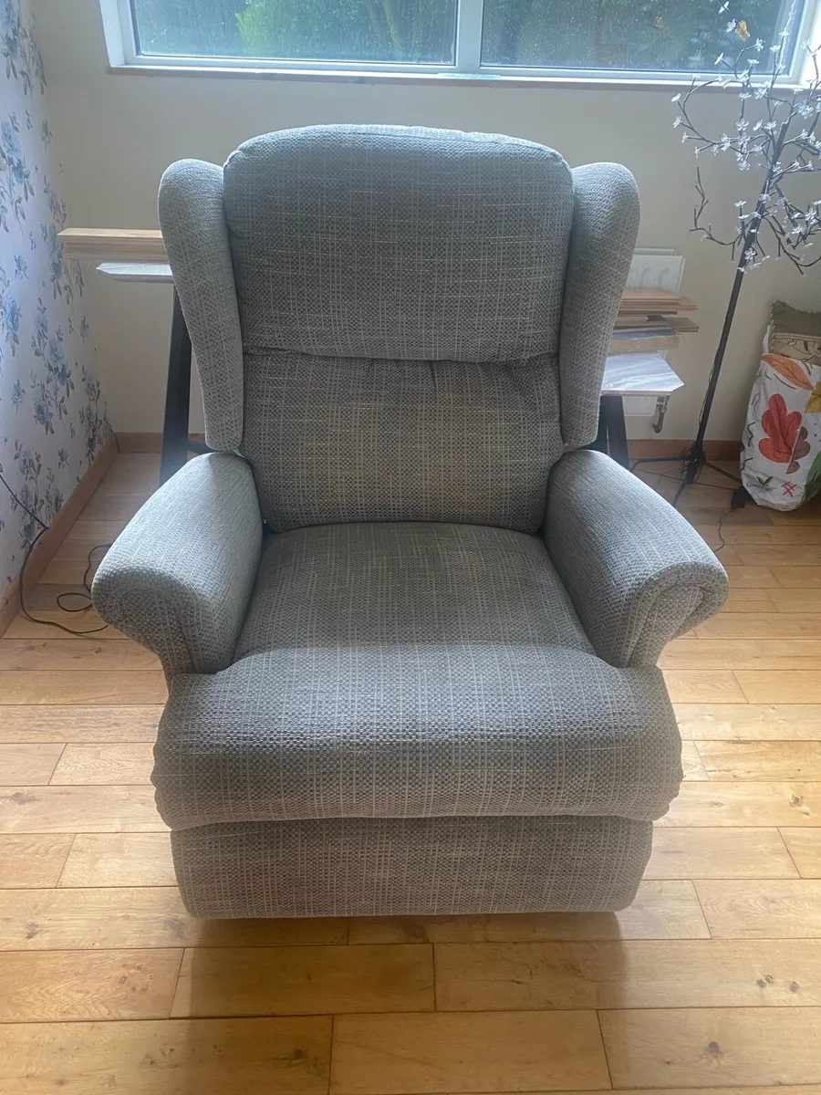 Sherborne Dual Motor Rise & Recline Chair - Image 1