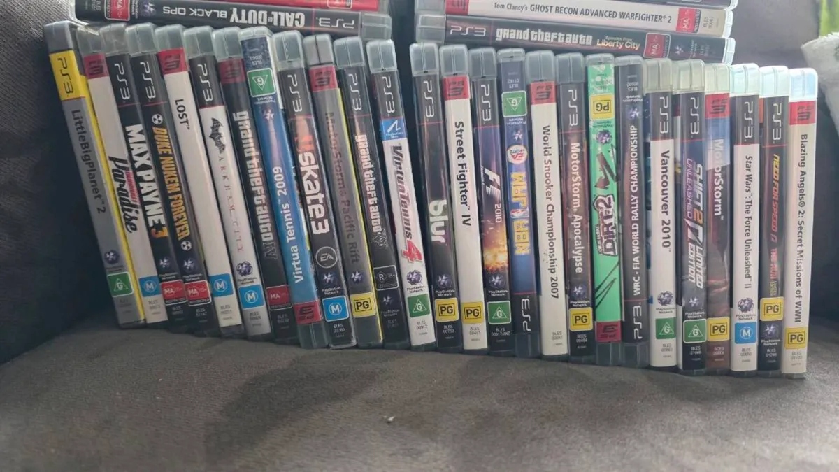 PlayStation 3 slim 320gb +60 games 3 controllers - Image 2