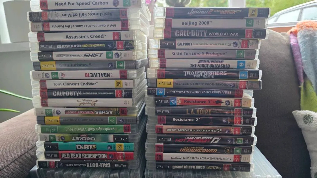 PlayStation 3 slim 320gb +60 games 3 controllers - Image 3