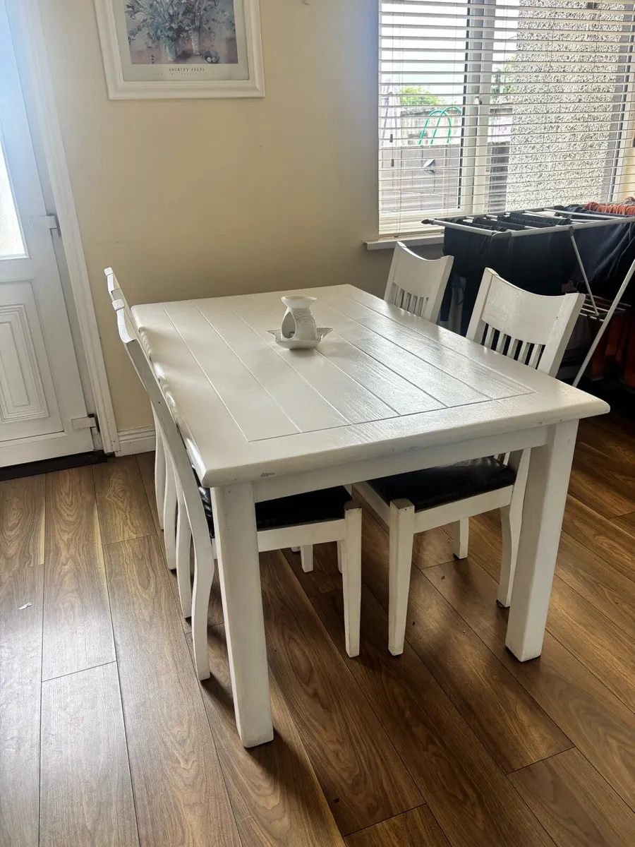 Table and chairs - Image 2