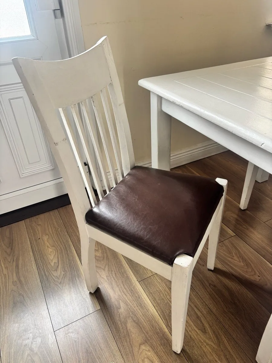 Table and chairs - Image 3