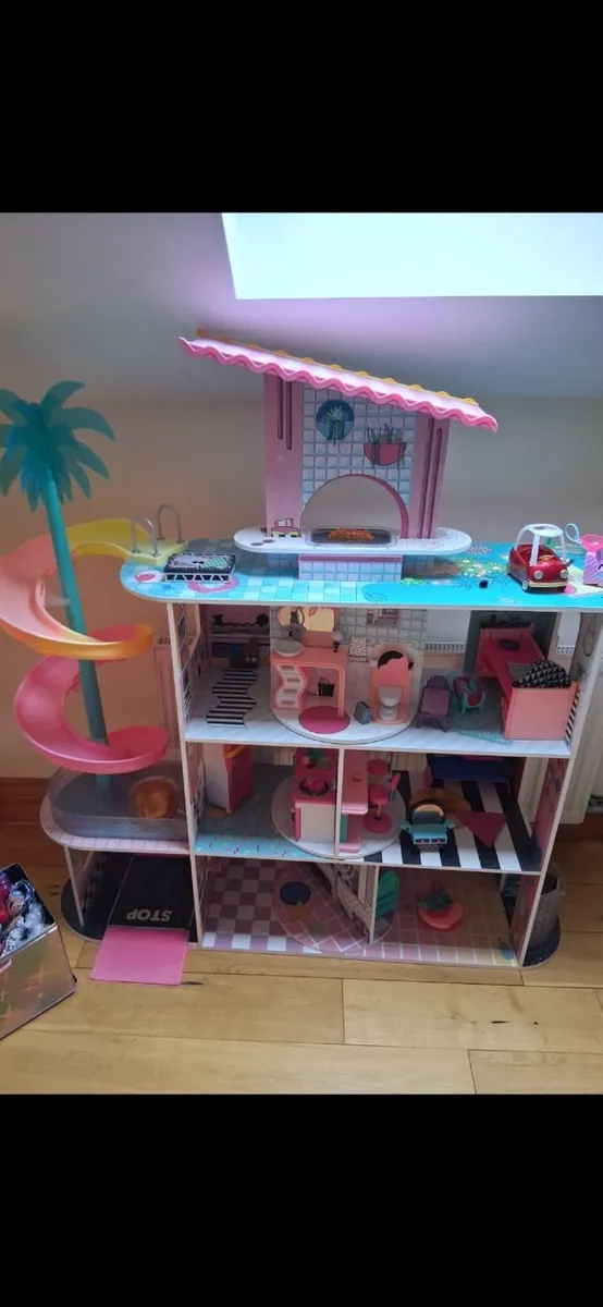 Lol dolls house and accessories. - Image 2