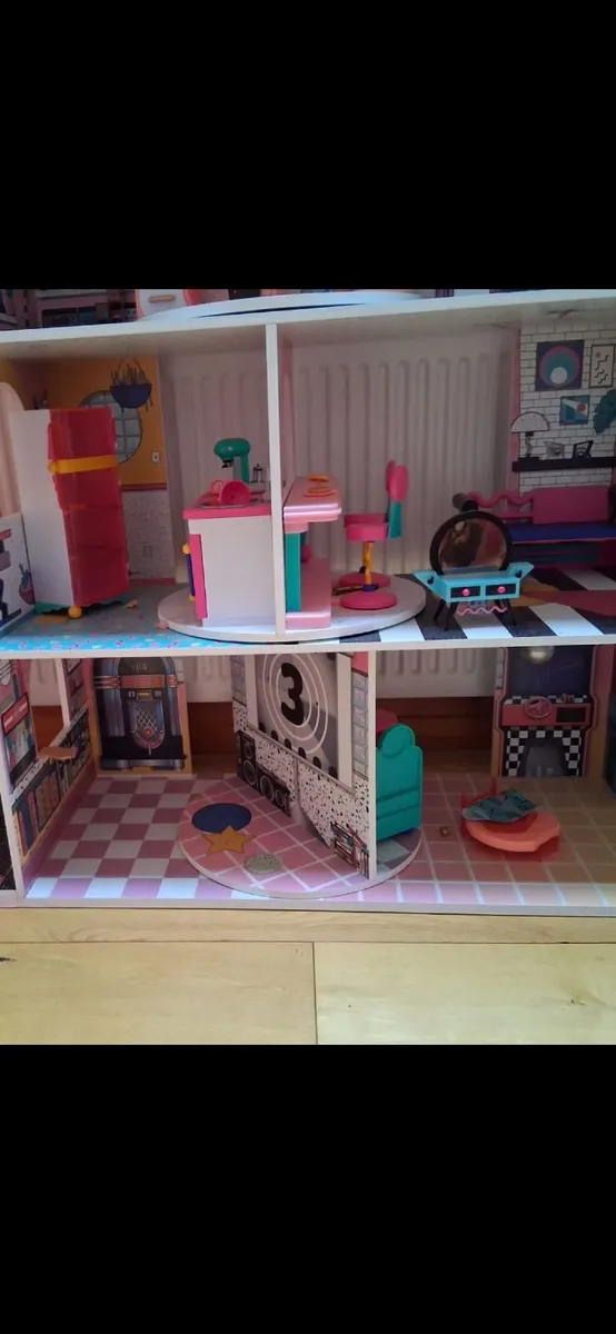 Lol dolls house and accessories. - Image 3
