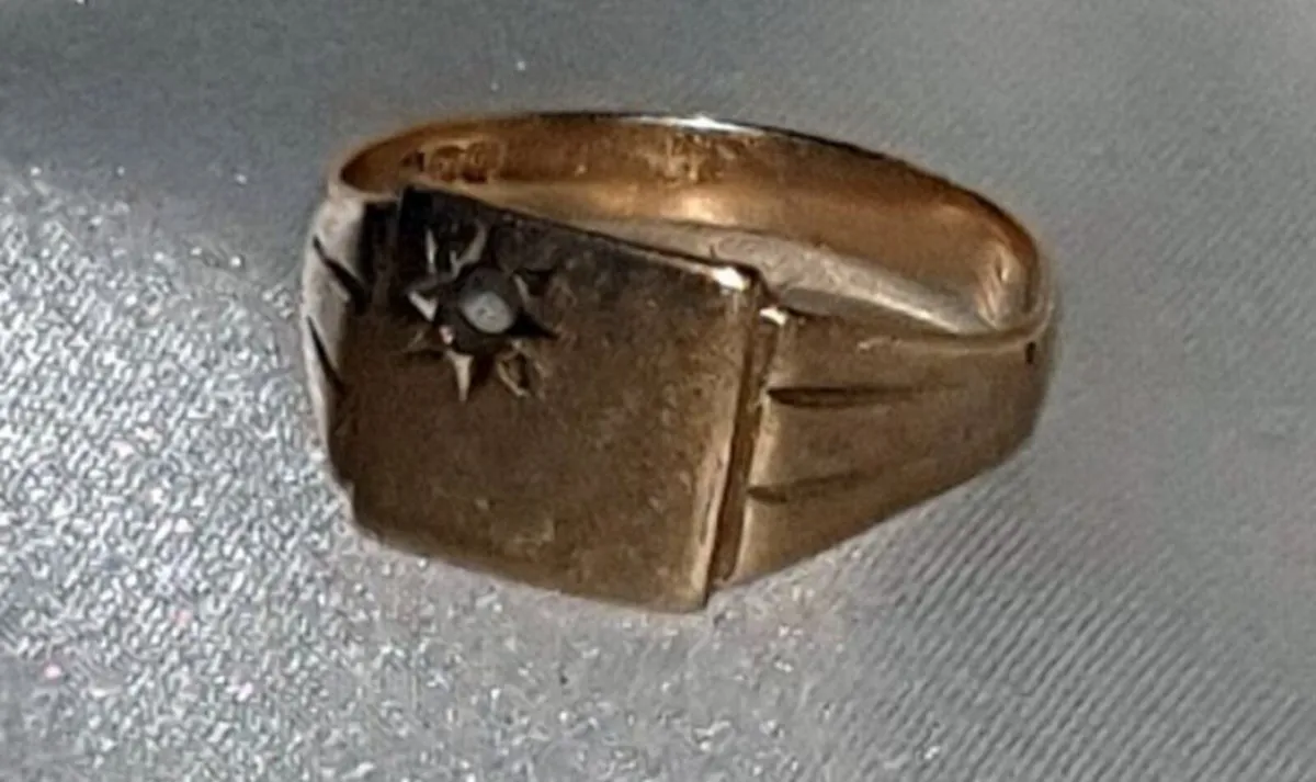 Vintage Solid Gold Signet Ring Starburst Design - Image 2