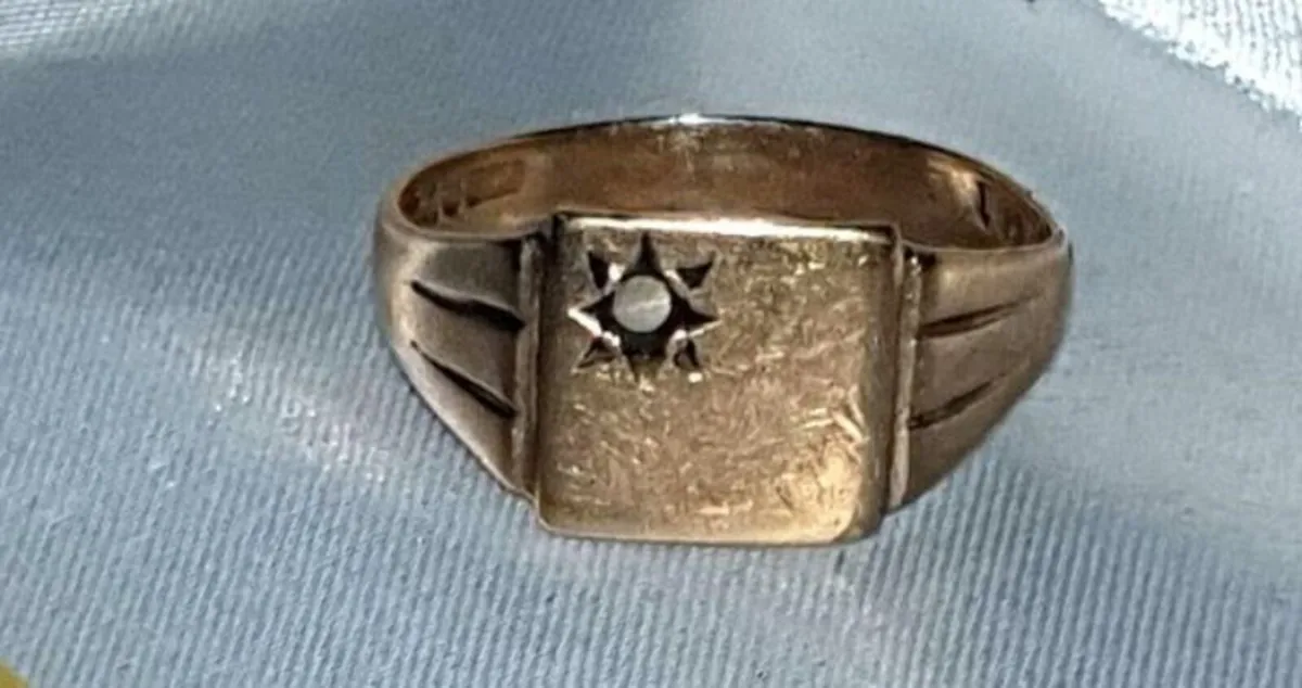 Vintage Solid Gold Signet Ring Starburst Design - Image 3