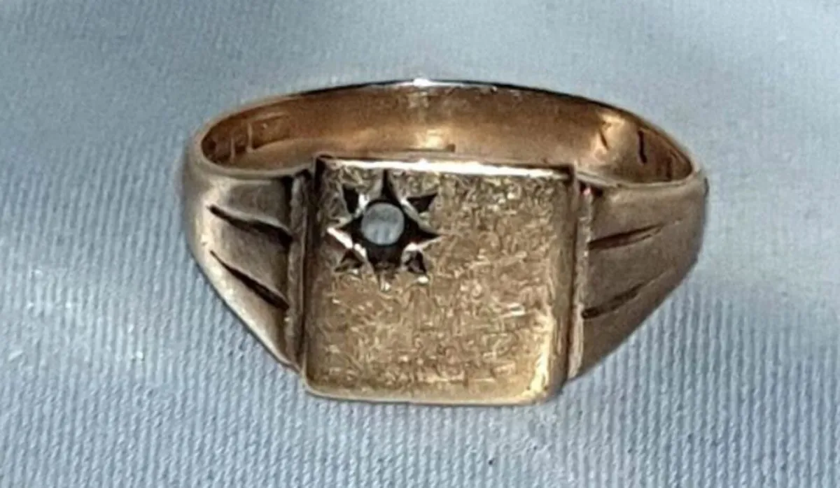 Vintage Solid Gold Signet Ring Starburst Design - Image 1