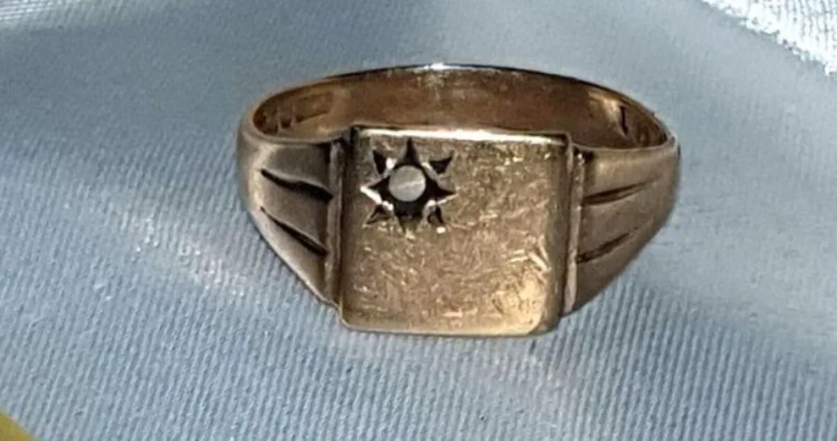 Vintage Solid Gold Signet Ring Starburst Design - Image 4