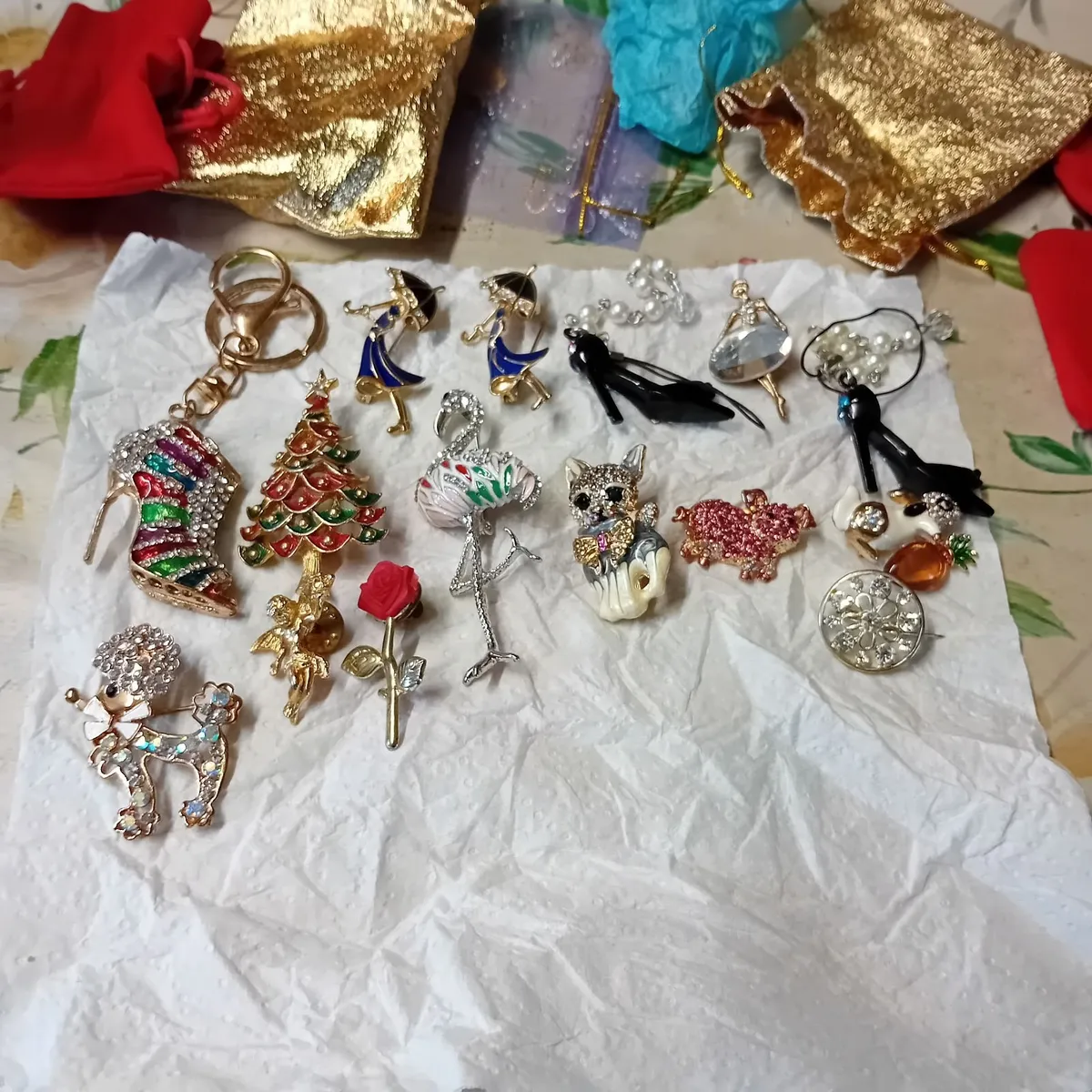 11 Lovely broaches with a few other things - Image 2