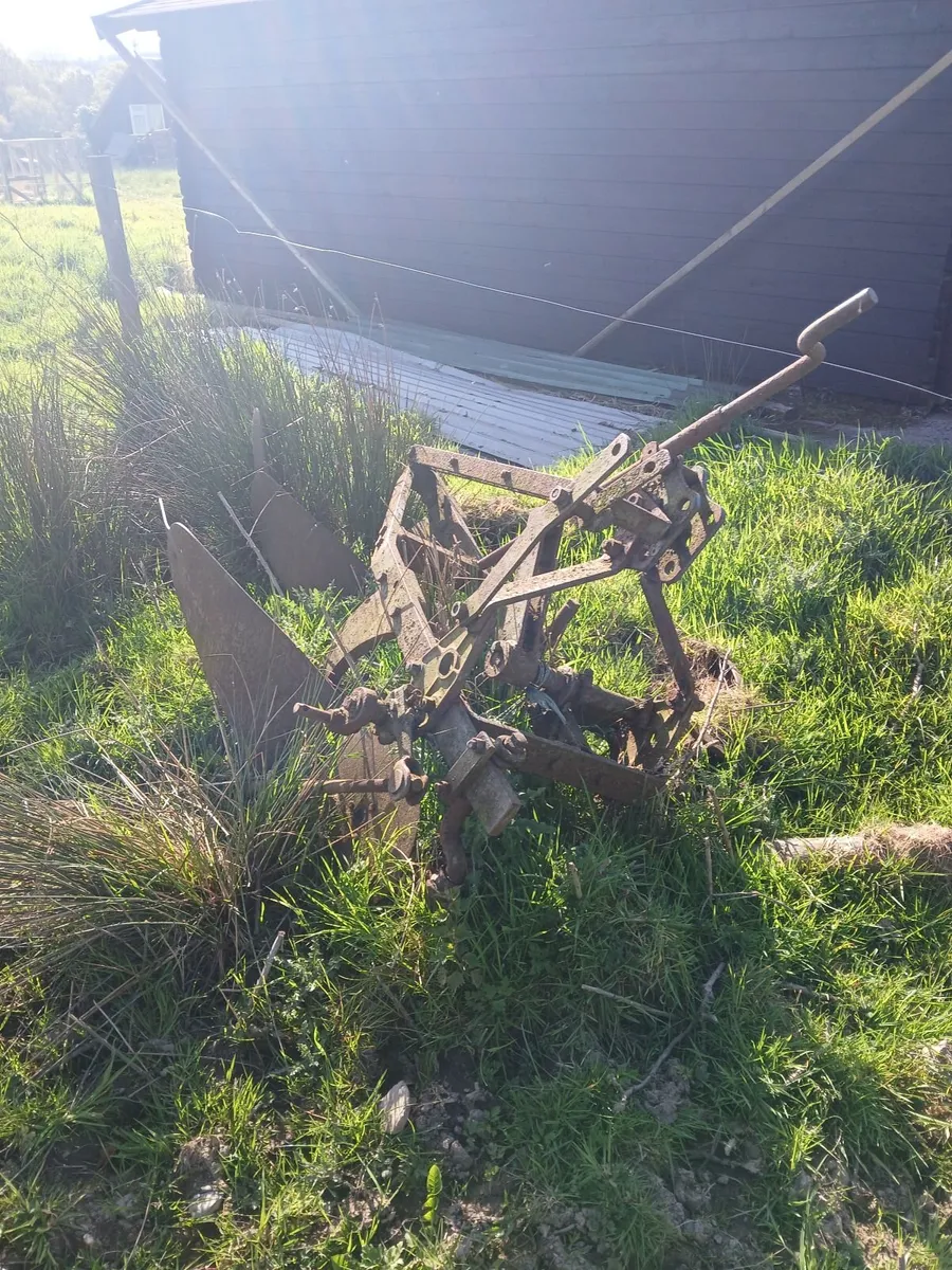 Vintage farm machinery / Garden furniture - Image 4