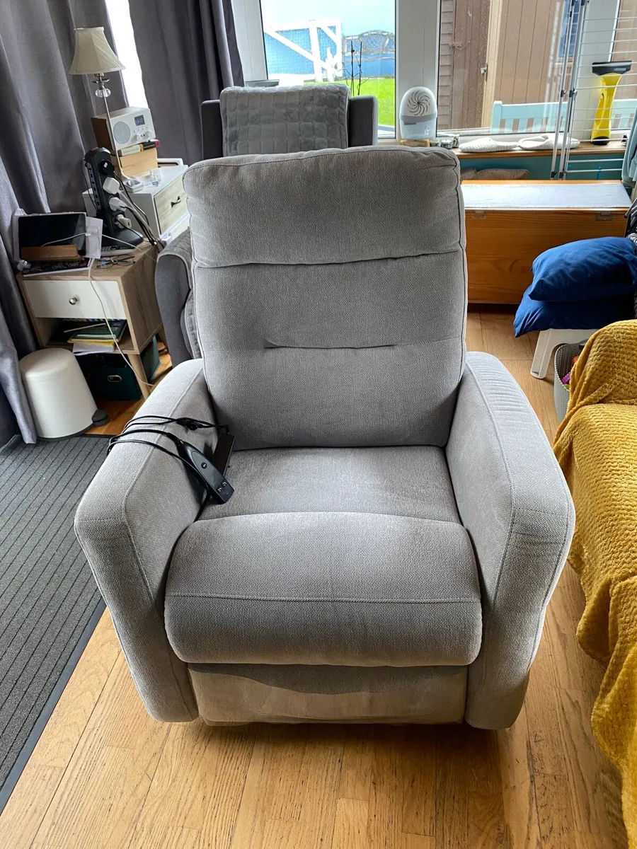 Reclining electric chair - Image 1