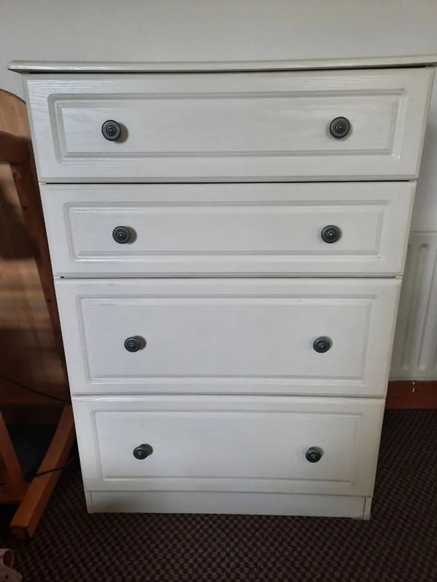 Large fitted bedroom wardrobe set with matching chest of drawers - Image 1