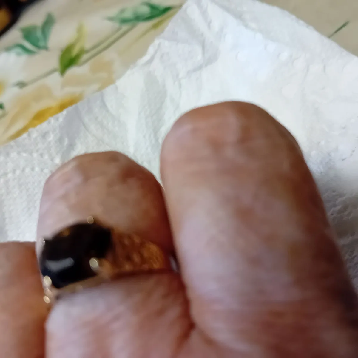 9 CT Gold Ring - Image 1