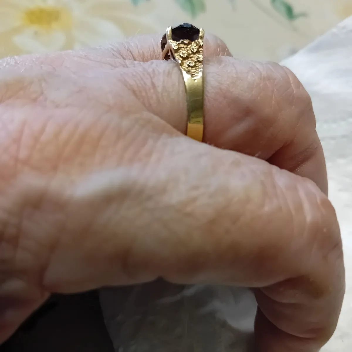 9 CT Gold Ring - Image 2