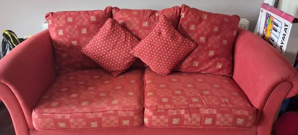 2 seater Couch FREE TO COLLECT