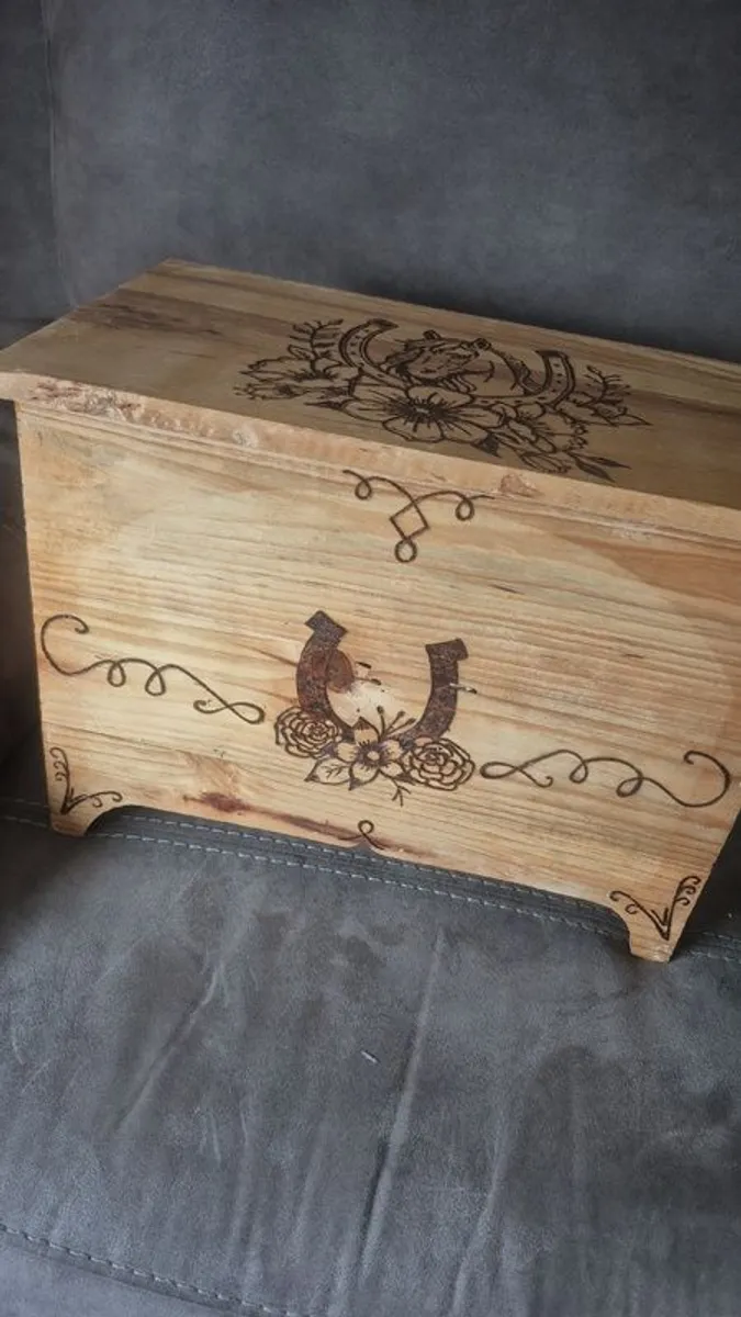 Wooden storage box with pyrography horse design - Image 3