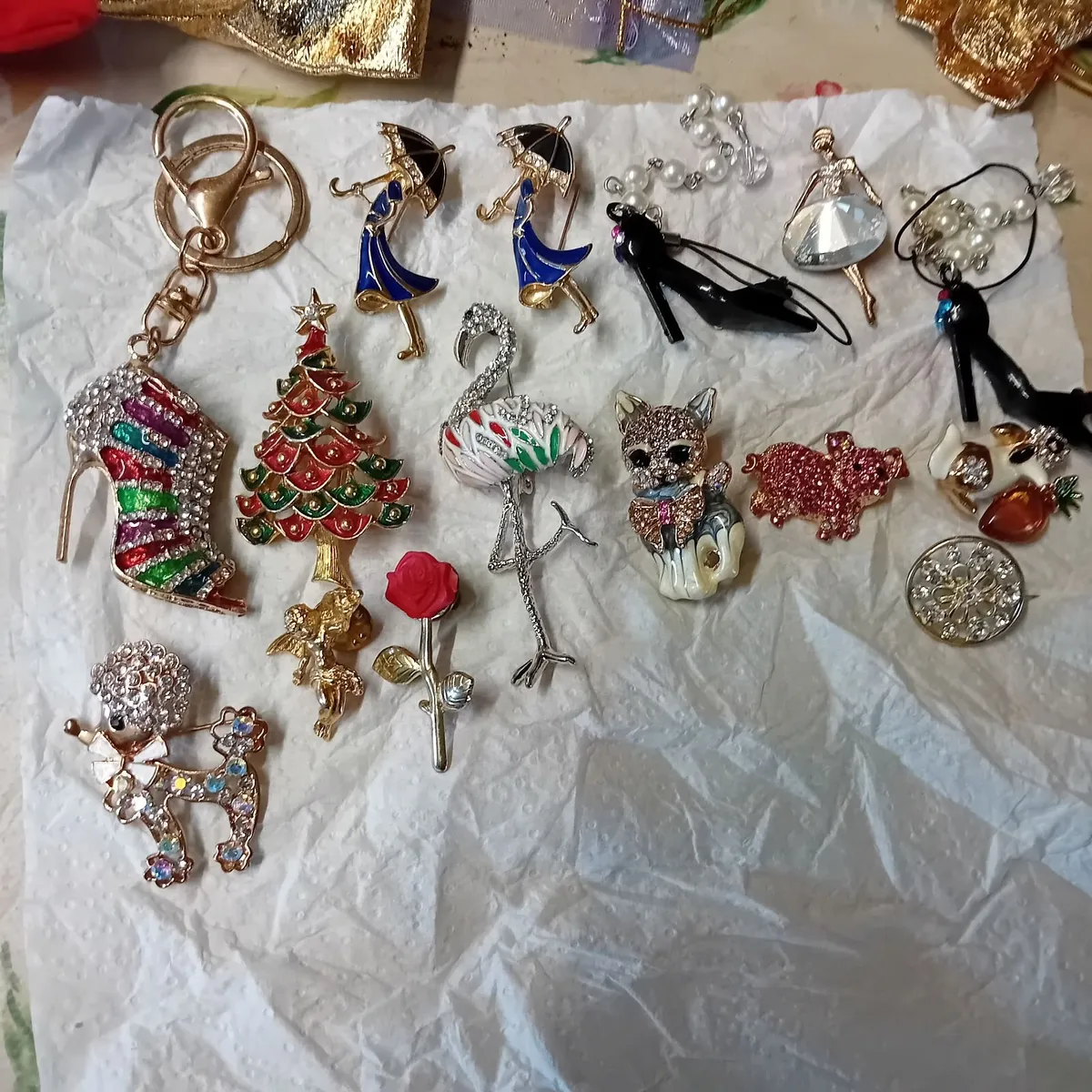 11 Lovely broaches with a few other things - Image 1