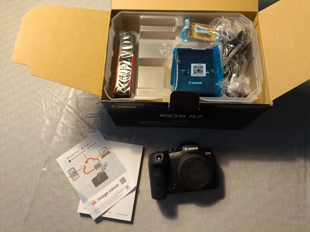 Canon R7 Like new - Image 2