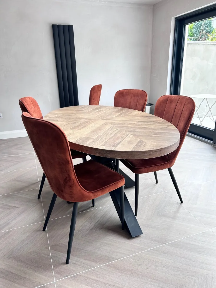 Table and chairs - Image 2